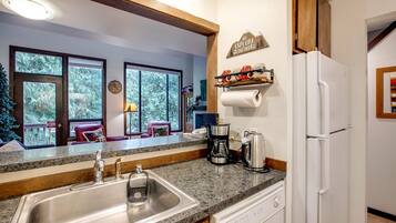 Apartment (2 Bedrooms) | Private kitchen | Fridge, microwave, oven, stovetop