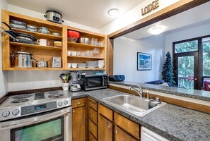 Appartement (2 Bedrooms) | Cuisine privée | Réfrigérateur, micro-ondes, four, plaque de cuisson