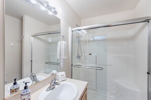 Villa (3 Bedrooms) | Salle de bain | Douche, serviettes fournies, savon, papier de toilette