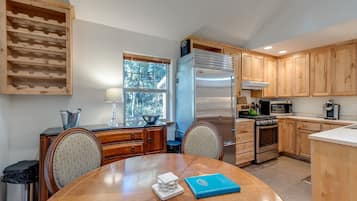 Vila (3 Bedrooms) | Makan di kamar