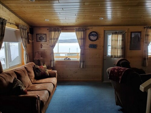 On North Twin Lake- Northern Exposure Rentals "Eagle's Nest"