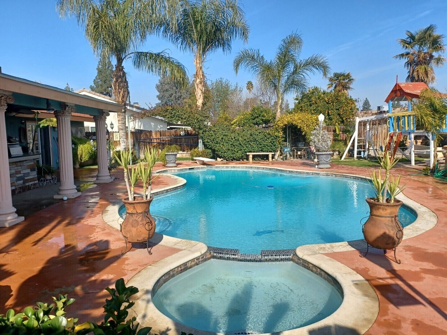 A beautiful 3 bedrooms 2 Living rooms and 2  bathrooms