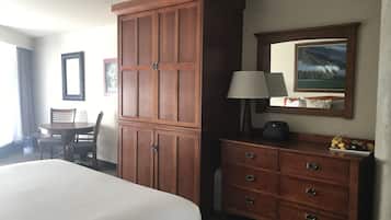 1 bedroom, in-room safe, desk, travel crib