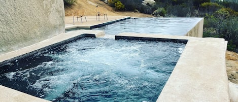 Een buitenzwembad, een verwarmd zwembad