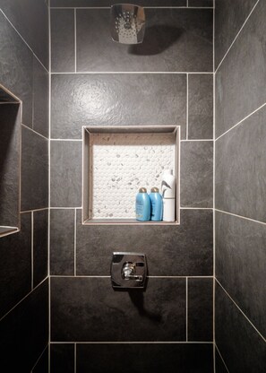 Dusche, Haartrockner, Handtücher, Seife