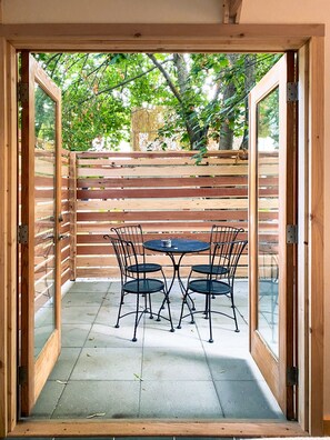 Outdoor dining - Historic Missoula home with with a modern twist in Missoula’s beautiful Westside (Missoula)