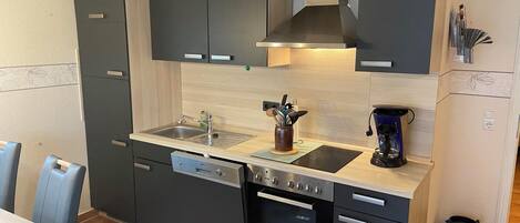 冷蔵庫、オーブン、コンロ、食器洗い機