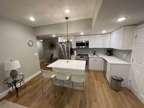 Refrigerador, microondas, horno, placa de cocina