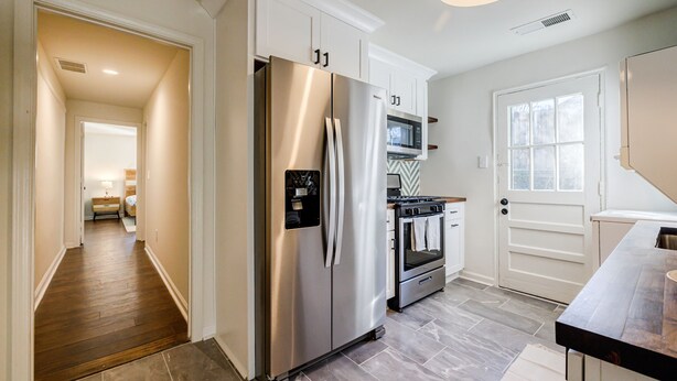 A modern kitchen with stainless steel appliances, a microwave, and a stove. - 5min-Grant park|Fenced Yard|Parking|Fire Pit&BBQ (Atlanta)