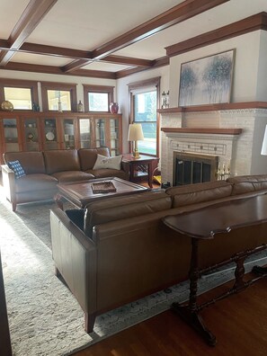 TV connectée, cheminée, jeux vidéo, baby-foot