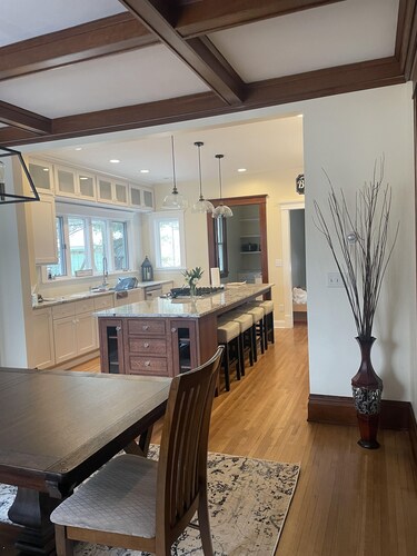 Historic home near lake, parks, shopping and BVU! Perfect for the holidays!