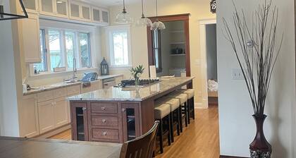 Historic home near lake, parks, shopping and BVU! Perfect for the holidays!