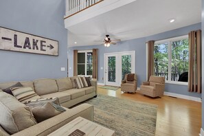 Smart TV, fireplace - Beautiful 4 bedroom home on Lake Hartwell (Westminster)