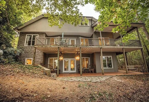 Beautiful 4 bedroom home on Lake Hartwell