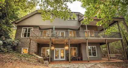 Beautiful 4 bedroom home on Lake Hartwell