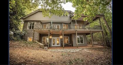 Beautiful 4 bedroom home on Lake Hartwell