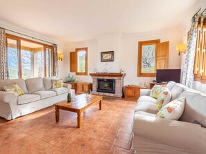 Fernseher, Kamin, Tischtennisplatte