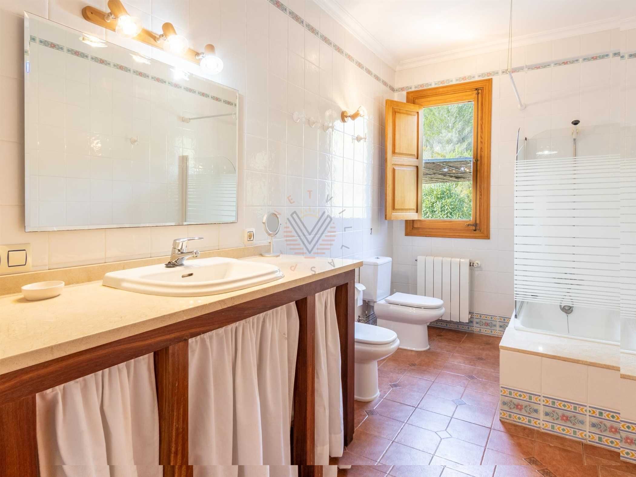 Baignoire, sèche-cheveux, serviettes fournies