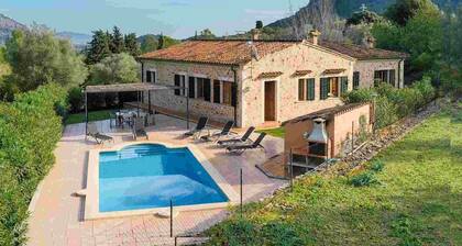 Can Bosch, surrounded by mountains with pool