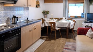 Kühlschrank, Ofen, Herdplatte, Wasserkocher mit Kaffee-/Teezubehör