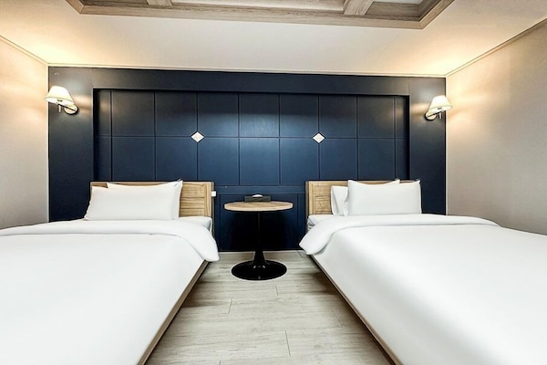 Twin Room | Down duvets, individually decorated, individually furnished, desk