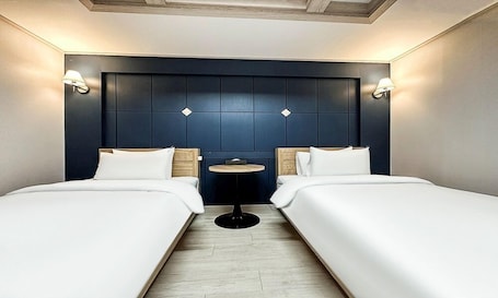 Edredón, decoración personalizada, muebles diferentes y escritorio