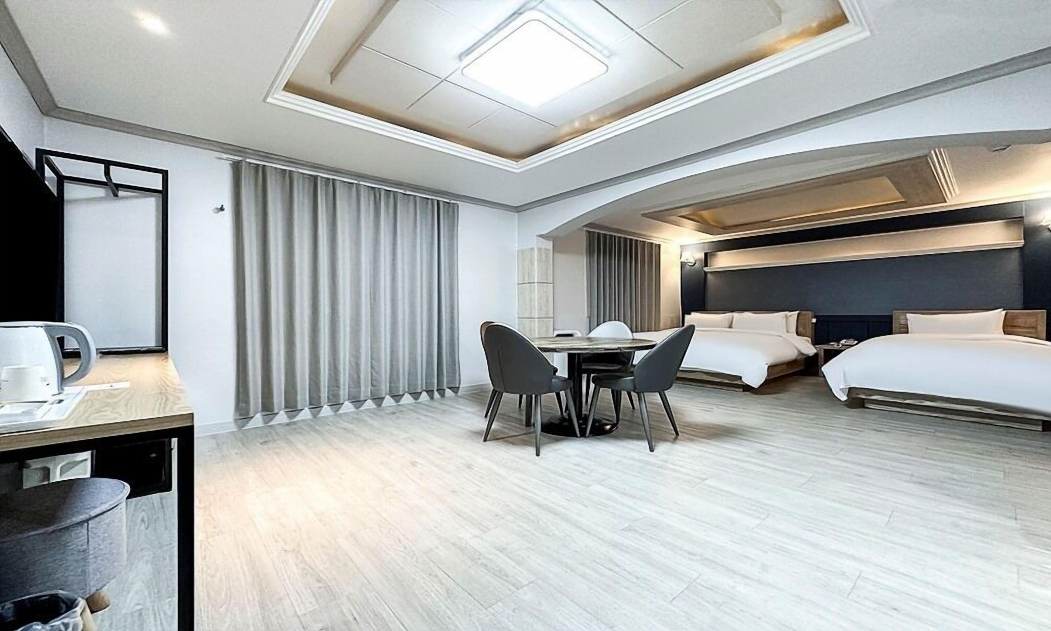 家庭雙床房 | 羽絨被、獨特裝潢、布置獨特、書桌