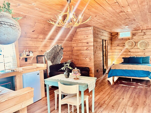 1 habitación, tabla de planchar con plancha, wifi gratis y ropa de cama