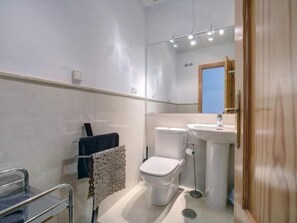 Baignoire, sèche-cheveux, serviettes fournies