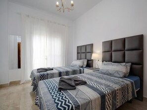 3 bedrooms, iron/ironing board, internet, bed sheets