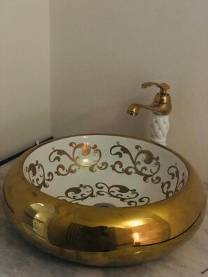 Deluxe Double or Twin Room | Bathroom | Shower, free toiletries, slippers, towels