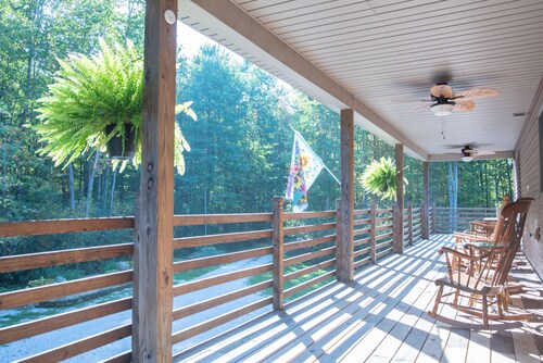 Kingsville Lodge Private Retreat
hot tub, pond, boats, game room, + more