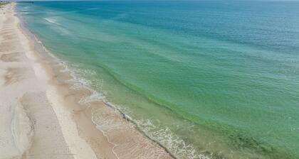 Beach Cottage FOR 6 🏖Walk 2 Beach🏖 w/ KING BED & Putting Green -Pets Welcomed!