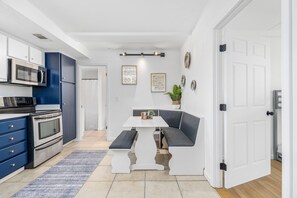 Dining - Beach Cottage FOR 6 🏖Walk 2 Beach🏖 w/ KING BED & Putting Green -Pets Welcomed! (Panama City Beach)