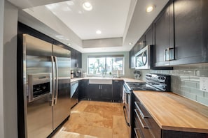 冰箱、微波炉、烤箱、炉灶