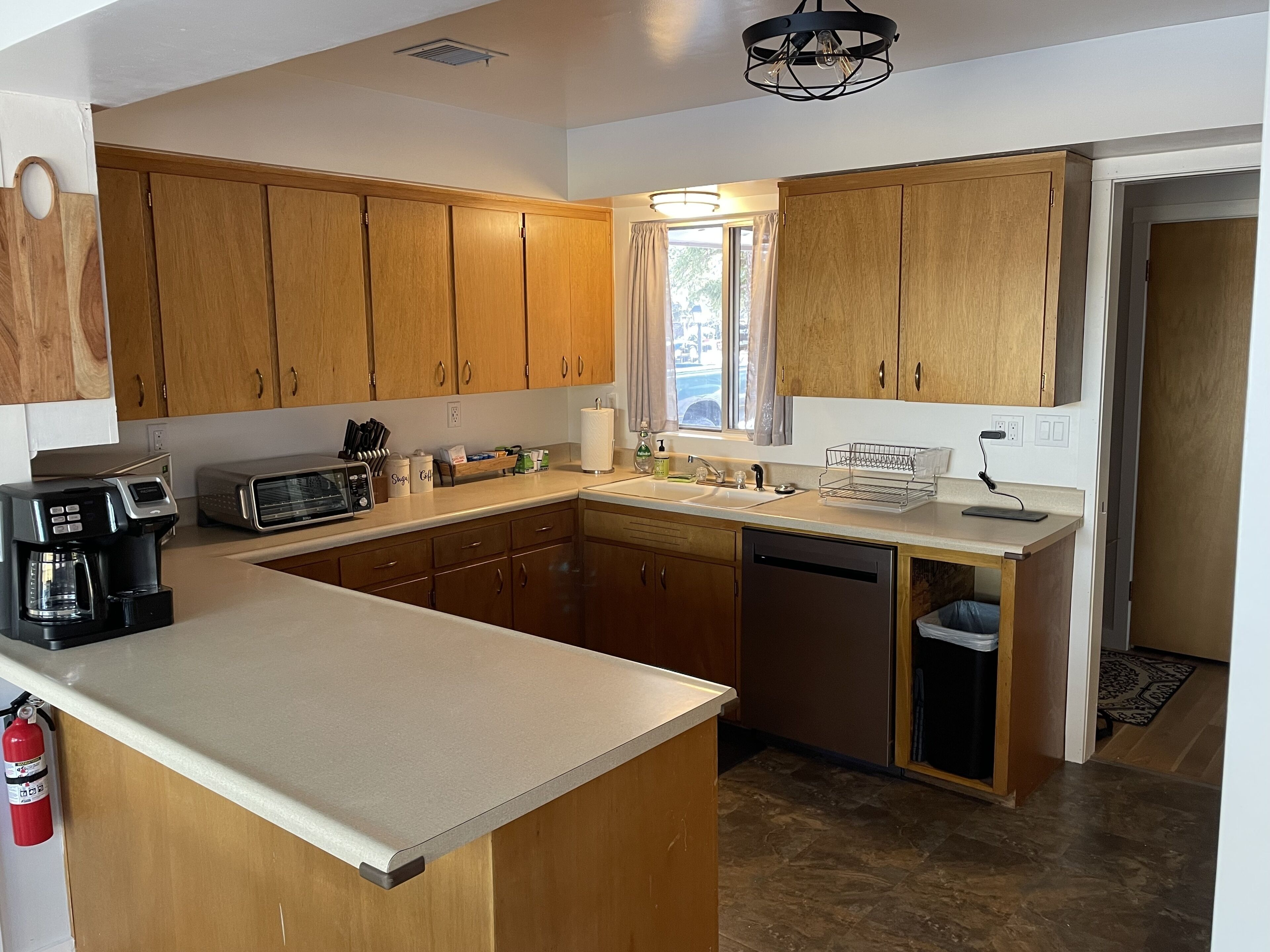 Coffee/tea maker, fridge, microwave, oven