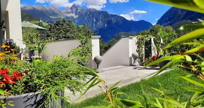 Apartment with terrace, Ski bus in front of door