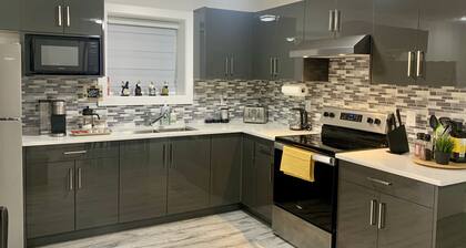 Modern 2BR Suite with Kitchen, Close to Vancouver, Pet Friendly