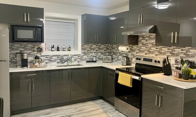 Modern 2BR Suite with Kitchen, Close to Vancouver, Pet Friendly