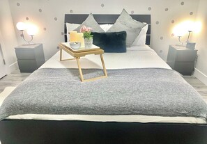 2 soverom, skrivebord, strykejern/-brett og reiseseng for barn