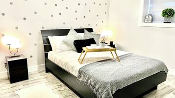 2 camere, una scrivania, ferro/asse da stiro, culla da viaggio