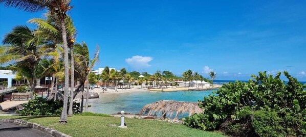 Accommodatie ligt op het strand, ligstoelen, strandlakens