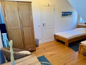 3 bedrooms, travel cot, WiFi