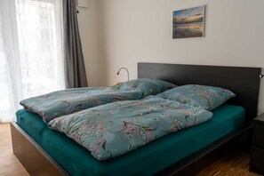 2 quartos, escrivaninha, ferros/tábuas de passar roupa, berço de viagem