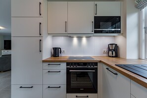 Kühlschrank, Mikrowelle, Ofen, Geschirrspüler