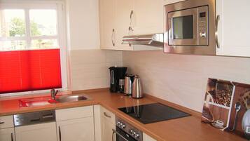 Frigorífico, microondas, horno y lavavajillas