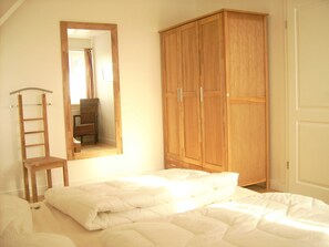 3 bedrooms, travel crib, WiFi