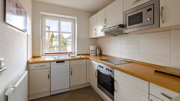 Een koelkast, een magnetron, een oven, een vaatwasser