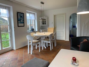 Unclassified image, 4 of 23, button - House by the sea - AK 33f (Nordstrand)