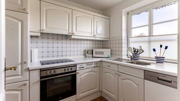 Jääkaappi, mikroaaltouuni, uuni, astianpesukone